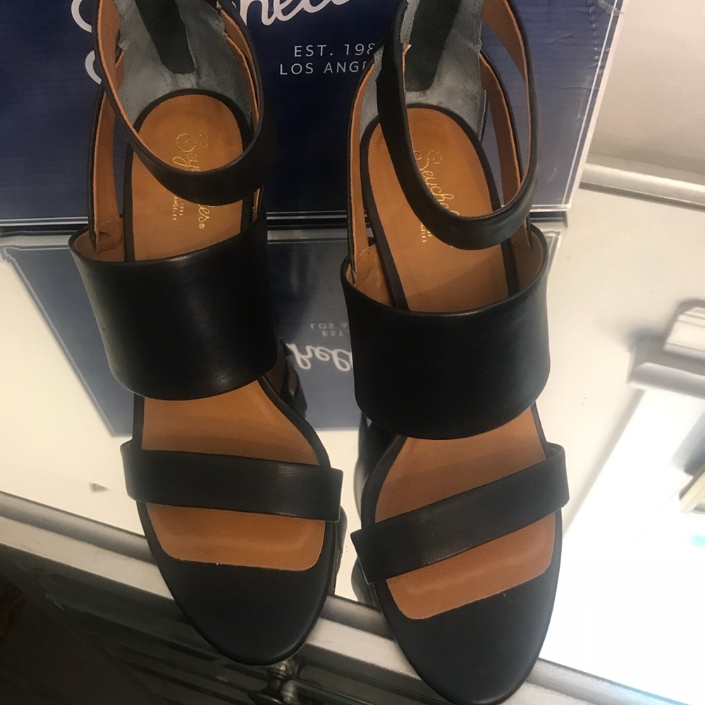 Wedged black sandals